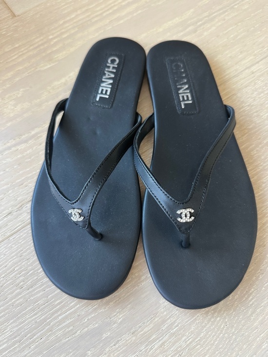 CHANEL Shoes - CHANEL Black Leather CC Logo Flip Flop Sandals - size 39